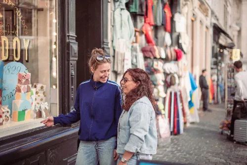 Van Koerdische muziek tot Brusselse theaterzalen: Laura en Filiz ontdekken samen nieuwe werelden